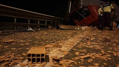 TEM’de tuğla yüklü tıra çarpan tır, hurdaya döndü: Sürücü yara almadan kurtuldu
