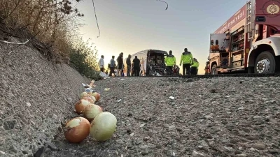 TEM’de yolcu otobüsü ile soğan yüklü kamyon çarpıştı: 1 ölü, 10 yaralı

