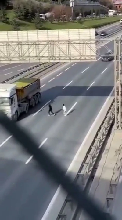TEM Otoyolu&rsquo;nda &ccedil;ocukların tehlikeli yolculuğu kamerada
