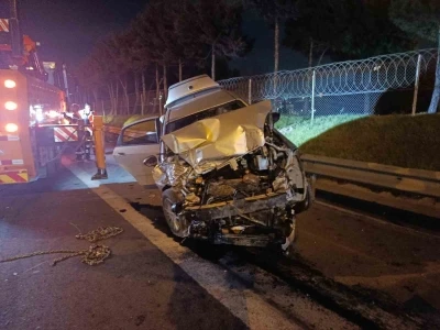 TEM Otoyolu&rsquo;nda kamyonete &ccedil;arpan otomobil bariyerlere &ccedil;ıktı: 2 yaralı
