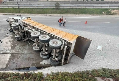 TEM Otoyolu’nda mıcır yüklü kamyon devrildi: 1 yaralı
