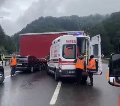 TEM Otoyolu&rsquo;nda tırdan ayrılan dorseye otomobil &ccedil;arptı: 2 yaralı
