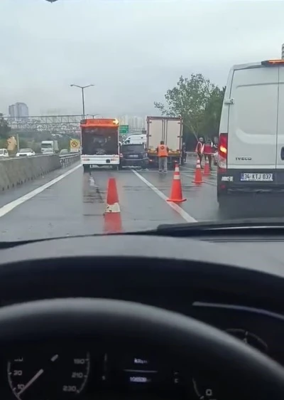 TEM Otoyolu’nda zincirleme kaza: Aracını çekmek isterken yeniden kaza yaptılar
