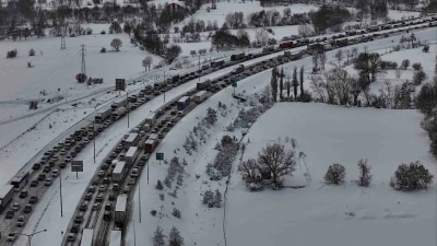 TEM Otoyolu&rsquo;nun Bolu ge&ccedil;işinde trafik fel&ccedil;: Ankara ve İstanbul y&ouml;n&uuml;nde trafik durdu
