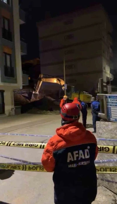 Temel kazısında toprak kaydı, &ccedil;atırdama sesleri gelen 5 katlı bina boşaltıldı
