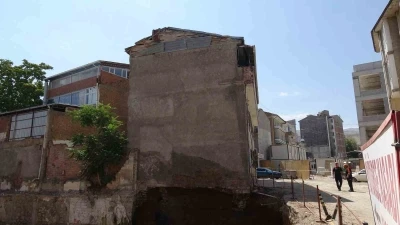 Temelindeki g&ouml;&ccedil;&uuml;k sonrası apartman m&uuml;h&uuml;rlendi
