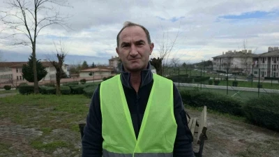 Temizlik iş&ccedil;isi, &ccedil;alılıklar arasında bulduğu T&uuml;rk bayrağını yerde bırakmadı
