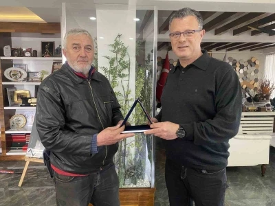 Temizlik iş&ccedil;isinden alkışlanacak hareket
