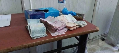 Temizlik personeli bulduğu poşet dolusu parayı polise teslim etti

