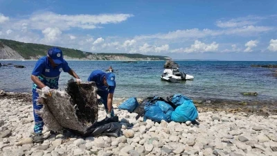 Temizlik sorumluluğu İBB&rsquo;de olan Karaburun Sahili temizlenmeyince Arnavutk&ouml;y Belediyesi harekete ge&ccedil;ti

