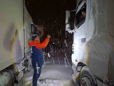 Tend&uuml;rek&rsquo;te tipi nedeniyle onlarca ara&ccedil; yolda kaldı
