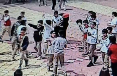 Teneff&uuml;ste fenalaşan &ouml;ğrenciye &ouml;ğretmenden hayat kurtaran m&uuml;dahale

