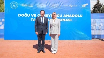 Teniste &quot;Doğu ve Güneydoğu Anadolu Takım Şampiyonası&quot; heyecanı
