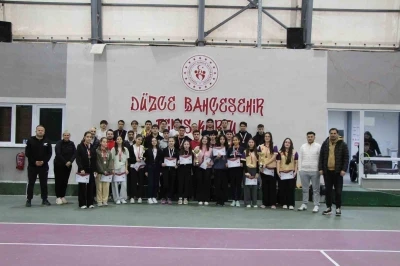Teniste şampiyonlar belle oldu
