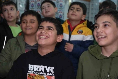 Teravih namazına camiye gelen &ccedil;ocuklar ilahi s&ouml;yledi
