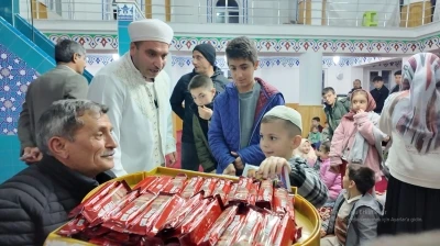Teravihe gelen &ccedil;ocuklara imamdan ikramlar
