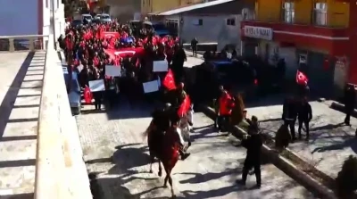 Tercan&rsquo;da Kaymakam Duman&rsquo;a şemsiye tartışması sonrası destek y&uuml;r&uuml;y&uuml;ş&uuml;
