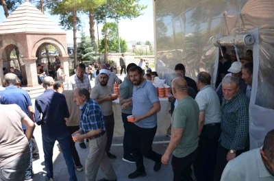 Tercan&rsquo;da Muharrem ayı dolayısıyla cemaate aşure ikram edildi
