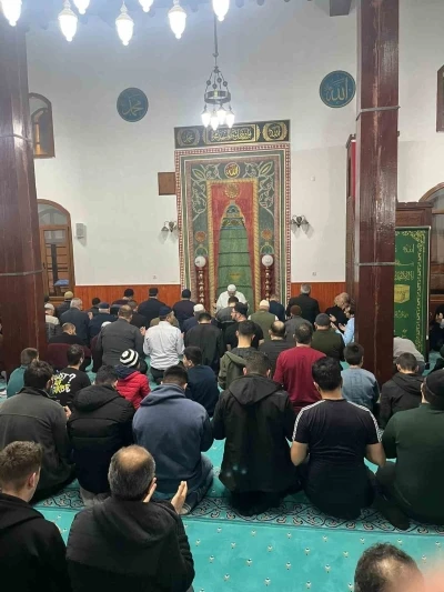 Tercan&rsquo;da vatandaşlar Kadir Gecesi&rsquo;nde camileri doldurdu
