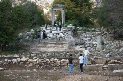 Termessos’ta ilk kazıda dans eden kadınlar mezarı, Antiochis’in anıt mezarı ve figürlü lahit parçaları ortaya çıkarıldı
