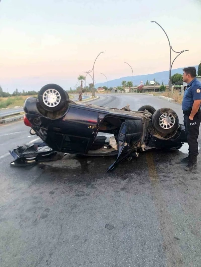 Ters d&ouml;nen otomobildeki s&uuml;r&uuml;c&uuml;, sıkıştığı yerden kurtarıldı
