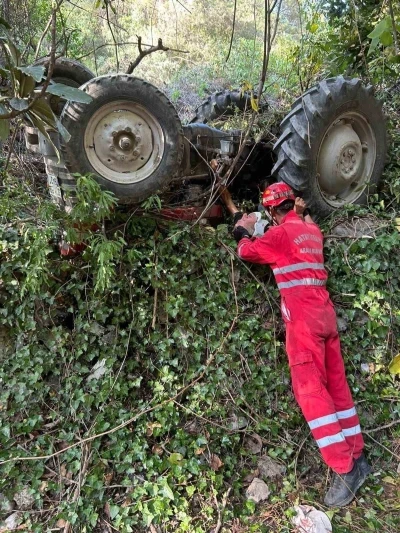 Ters dönen traktörün altında sıkışan sürücü yaralandı
