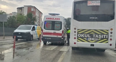 Ters istikamete dönmeye çalışan kamyonete motosiklet çarptı: 1 yaralı
