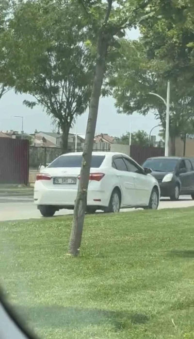 Ters şeritten giden otomobil, trafiği b&ouml;yle kilitledi
