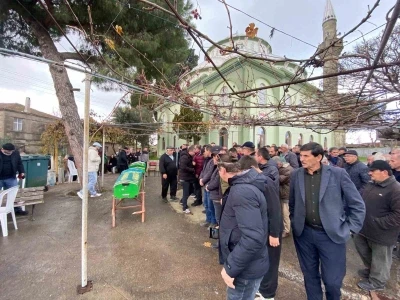 Ters y&ouml;nde gelen aracın &ccedil;arpmasıyla hayatını kaybeden 2 kişi son yolculuğuna uğurlandı
