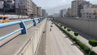 Ters y&ouml;nde ilerleyerek &ccedil;alan kornalara ve uyarılara aldırış etmeyen s&uuml;r&uuml;c&uuml; hayrete d&uuml;ş&uuml;rd&uuml;
