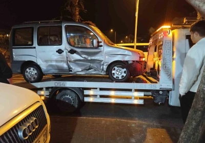 Ters y&ouml;nden gelen aracın neden olduğu zincirleme kaza kamerada
