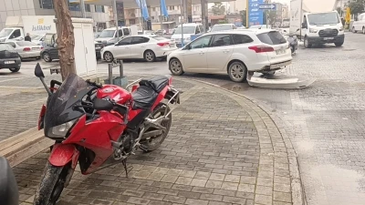 Ters y&ouml;nden gelen motosikletin otomobille &ccedil;arpışma anı kamerada: 1 yaralı
