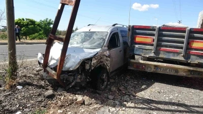 Ters y&ouml;nden giden hafif ticari ara&ccedil; direğe &ccedil;arptı: 1 yaralı
