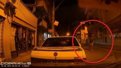 Ters yöne girdi, park halindeki araçlara çarptı... Olay yerinden böyle kaçtı
