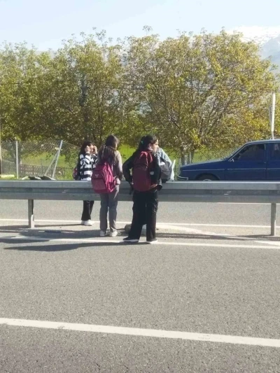 Terzibaba Mahallesi&rsquo;nde &ouml;ğrencilerin ulaşım tepkisi: "&Ccedil;ocuklar &ouml;l&uuml;m yolunda y&uuml;r&uuml;mek zorunda kalıyor"
