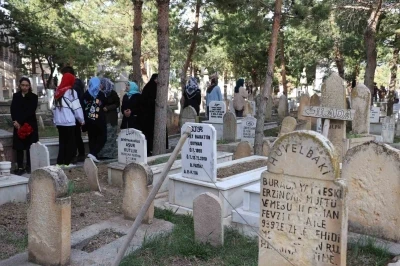 Terzibaba Mezarlığı&rsquo;nda arife g&uuml;n&uuml; yoğunluğu
