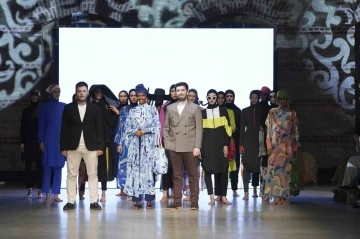 Tesett&uuml;r mayo defilesinde Halima Aden r&uuml;zgarı esti
