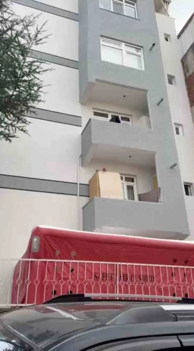 Teslim olmamak i&ccedil;in kendini balkona kilitledi: M&uuml;zakereci ekipler sevk edildi
