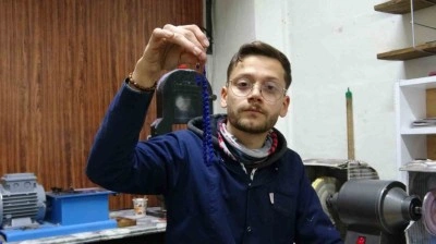 Tespih meraklısı gen&ccedil; hobisini ustalığa d&ouml;n&uuml;şt&uuml;rd&uuml;