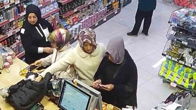 Teyze ve yeğenin &ccedil;aldığı parayla alışveriş yaptığı anlar g&ouml;r&uuml;nt&uuml;lendi
