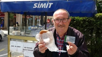 Tezgahı k&uuml;&ccedil;&uuml;k, g&ouml;nl&uuml; b&uuml;y&uuml;k engelli simit&ccedil;i
