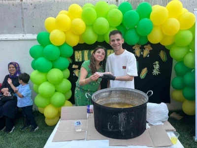 Tezgahından elde ettiği gelirlerle şehir şehir gezerek özel öğrencilerin gönüllerini kazanıyor
