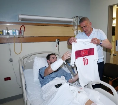 TFF Başkanı Hacıosmanoğlu, kaza ge&ccedil;iren polisi hastanede ziyaret etti
