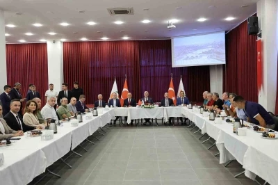 Ticaret Bakanı Ömer Bolat, gıda toptancıları ile bir araya geldi
