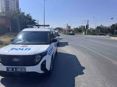 Ticari aracın &ccedil;arptığı elektrikli bisiklet s&uuml;r&uuml;c&uuml;s&uuml; ağır yaralandı
