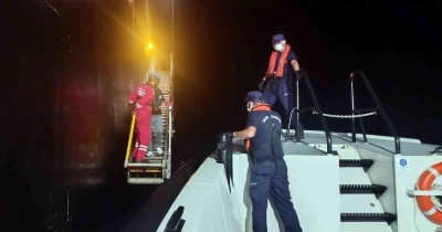 Ticari gemide rahatsızlanan vatandaşa Sahil G&uuml;venlikten tıbbi tahliye
