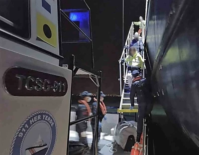 Ticari gemide yaralanan vatandaşa tıbbi tahliye
