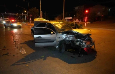 Ticari taksi ile otomobil kafa kafaya çarpıştı: 3 yaralı
