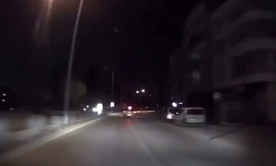 Ticari taksinin &ccedil;arptığı gen&ccedil; kız hayatını kaybetti: Feci kaza kamerada
