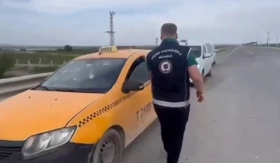 Ticari taksiyle g&ouml;&ccedil;men ka&ccedil;ıran 2 s&uuml;r&uuml;c&uuml;ye 334 bin 500 TL ceza

